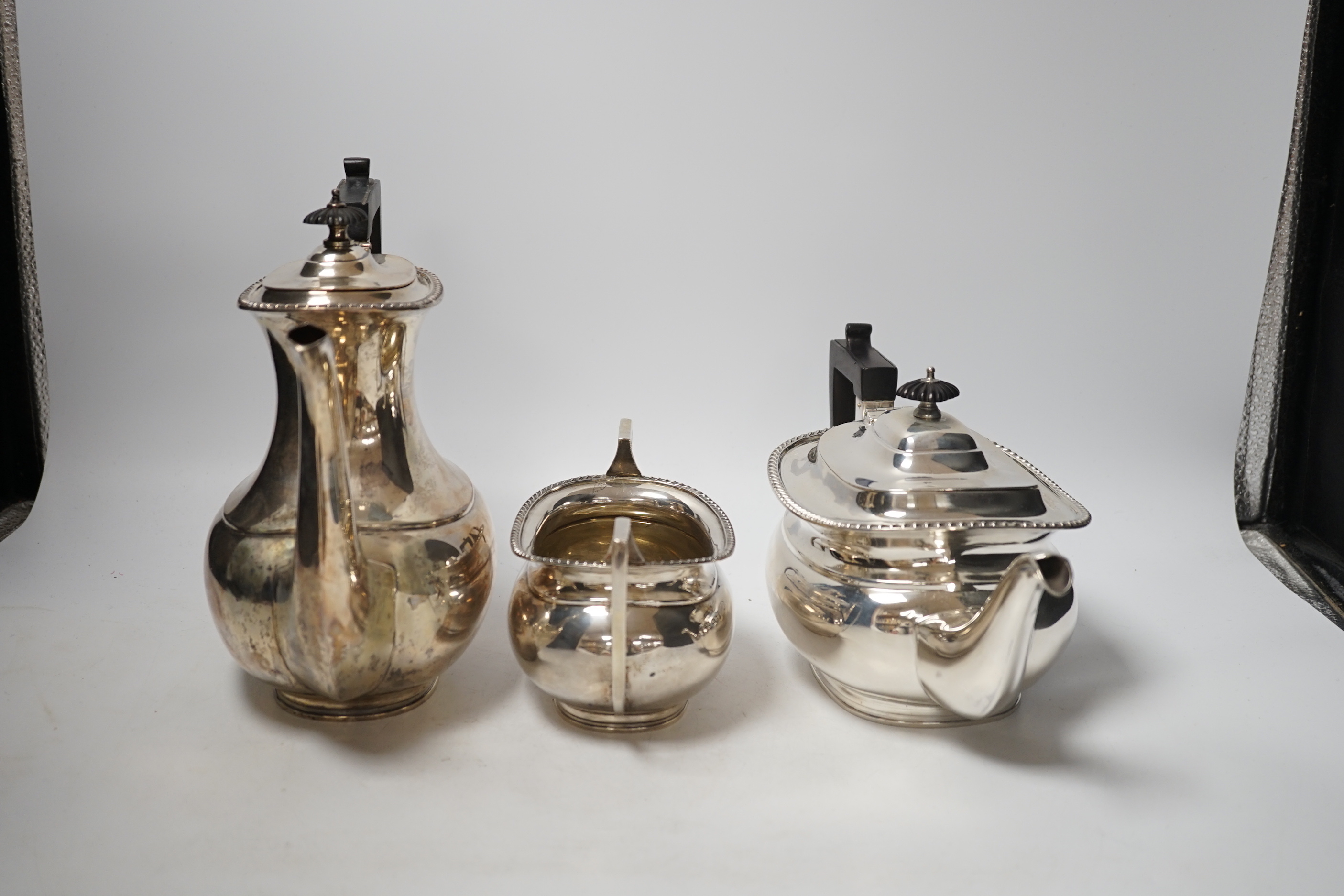 A George V silver coffee pot, teapot and sugar bowl, Fordham & Fordham, Sheffield, 1923. gross weight 59.8oz.